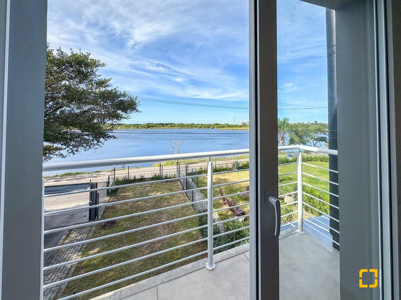 Casa com 157m², 3 quartos (sendo 1 suíte), 2 garagens, no bairro Rio Tavares Central em Florianópolis
