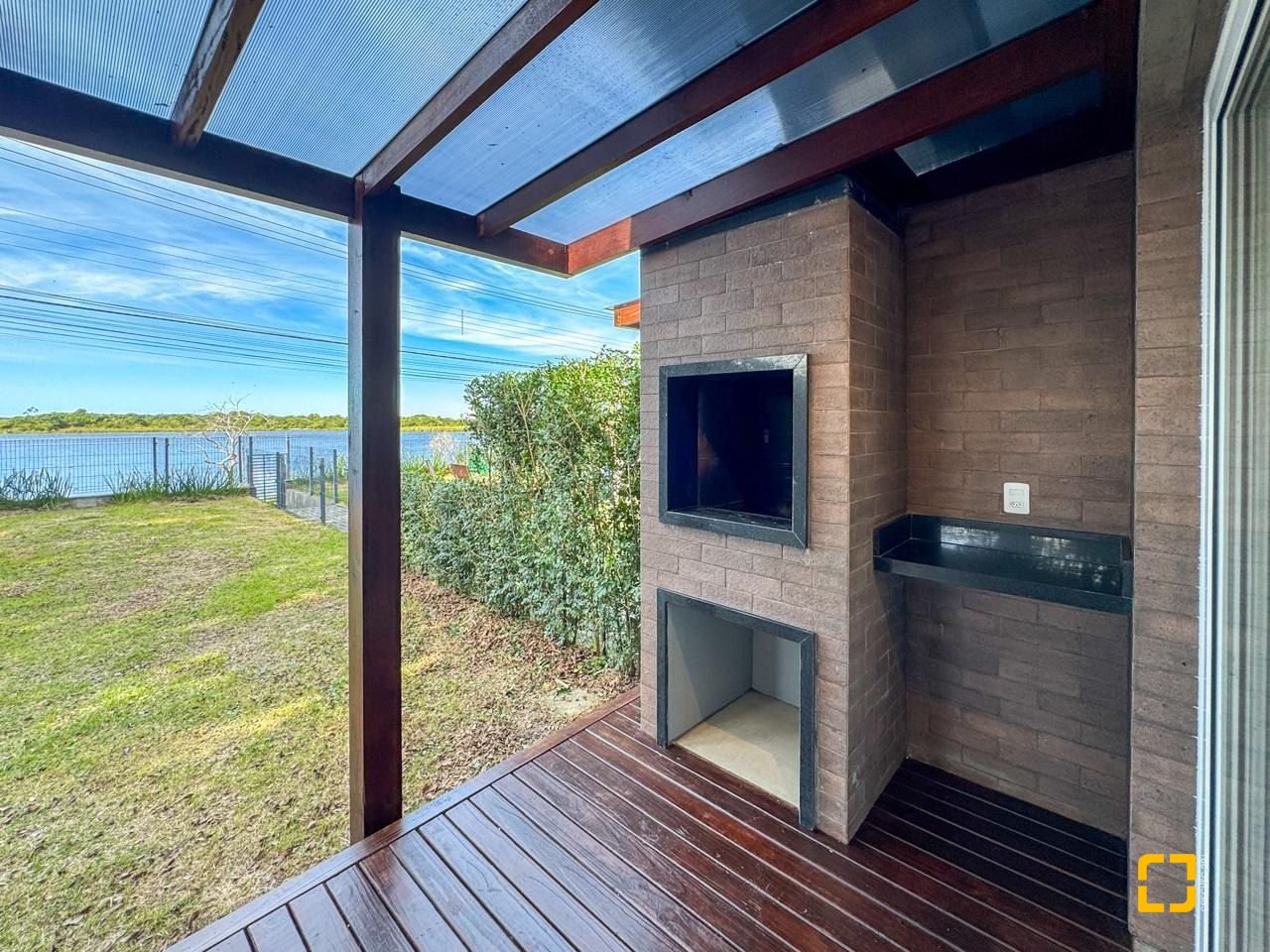 Casa com 157m², 3 quartos (sendo 1 suíte), 2 garagens, no bairro Rio Tavares Central em Florianópolis
