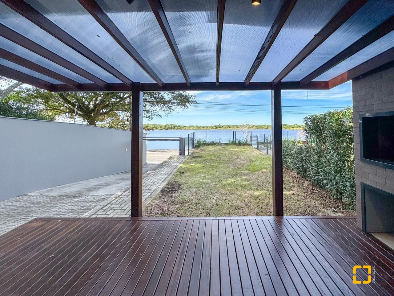 Casa com 157m², 3 quartos (sendo 1 suíte), 2 garagens, no bairro Rio Tavares Central em Florianópolis