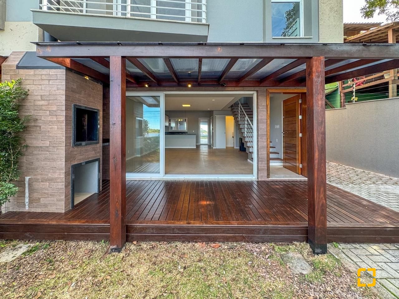 Casa com 157m², 3 quartos (sendo 1 suíte), 2 garagens, no bairro Rio Tavares Central em Florianópolis