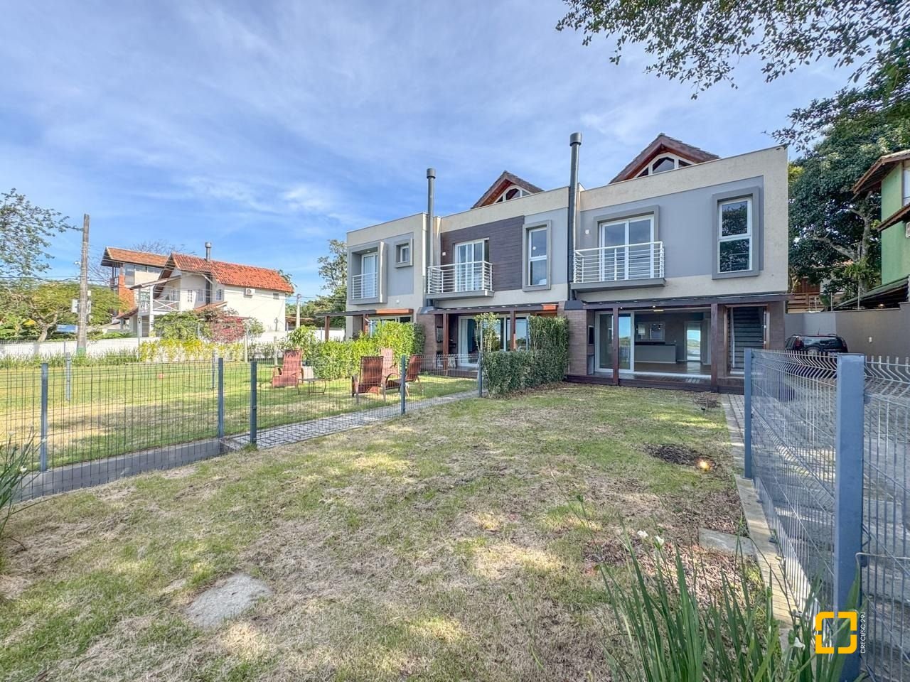 Casa com 157m², 3 quartos (sendo 1 suíte), 2 garagens, no bairro Rio Tavares Central em Florianópolis