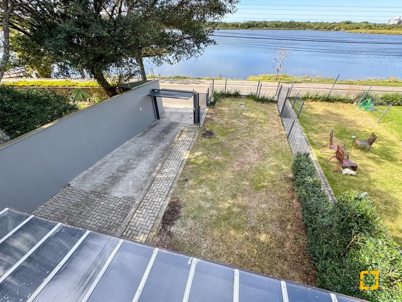 Casa com 157m², 3 quartos (sendo 1 suíte), 2 garagens, no bairro Rio Tavares Central em Florianópolis