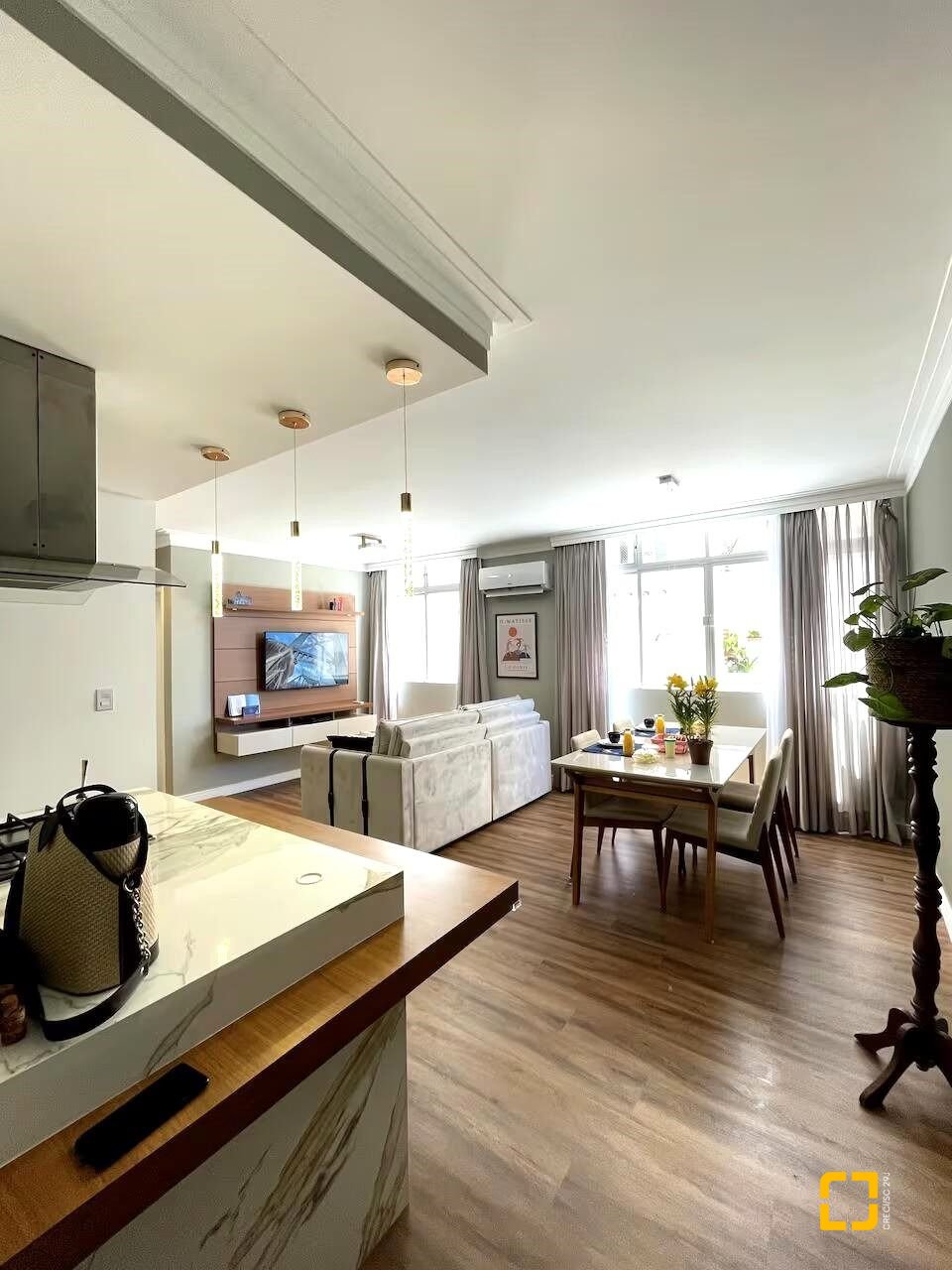 Apartamento com 77m², 3 quartos (sendo 1 suíte), 1 garagem, no bairro Agronômica em Florianópolis