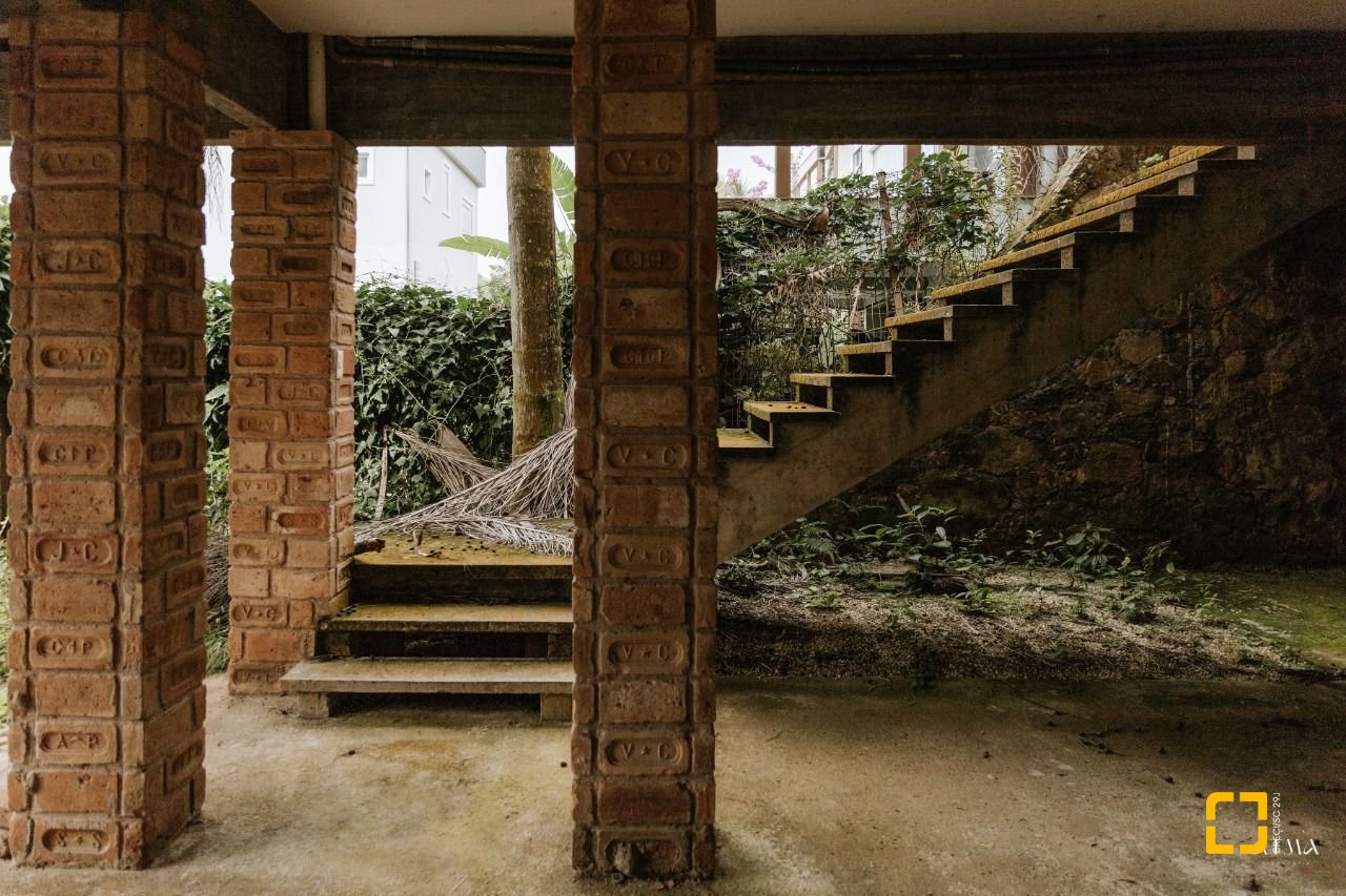Casa com 270m², 3 quartos (sendo 1 suíte), 2 garagens, no bairro Lagoa da Conceição em Florianópolis