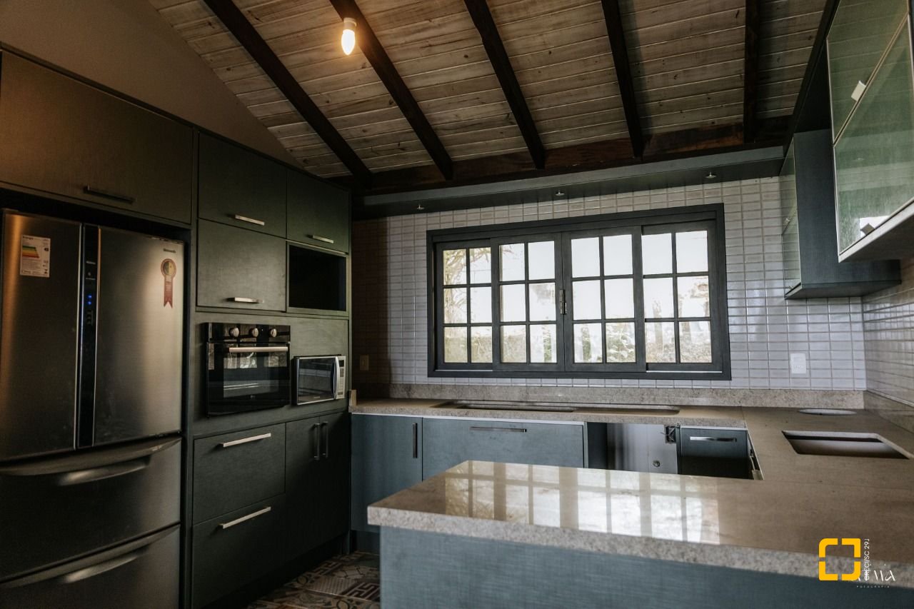 Casa com 270m², 3 quartos (sendo 1 suíte), 2 garagens, no bairro Lagoa da Conceição em Florianópolis