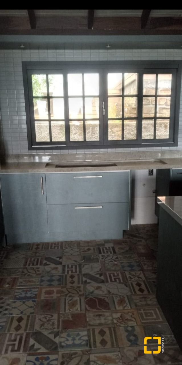 Casa com 270m², 3 quartos (sendo 1 suíte), 2 garagens, no bairro Lagoa da Conceição em Florianópolis