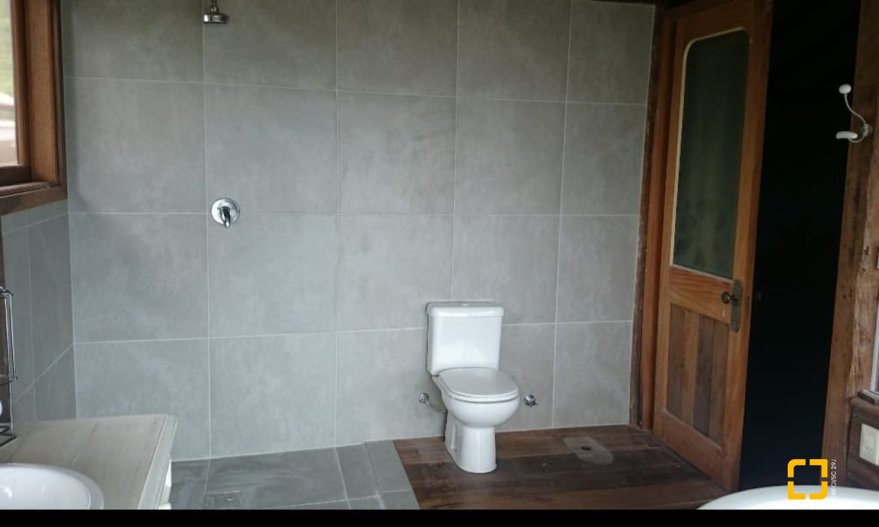 Casa com 270m², 3 quartos (sendo 1 suíte), 2 garagens, no bairro Lagoa da Conceição em Florianópolis