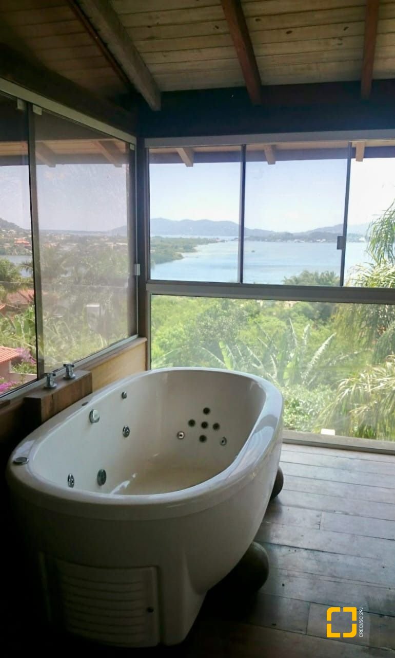 Casa com 270m², 3 quartos (sendo 1 suíte), 2 garagens, no bairro Lagoa da Conceição em Florianópolis