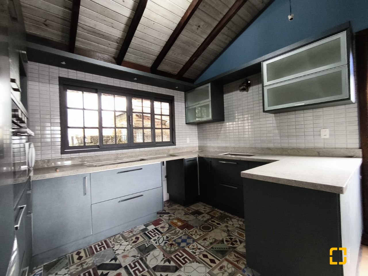 Casa com 270m², 3 quartos (sendo 1 suíte), 2 garagens, no bairro Lagoa da Conceição em Florianópolis