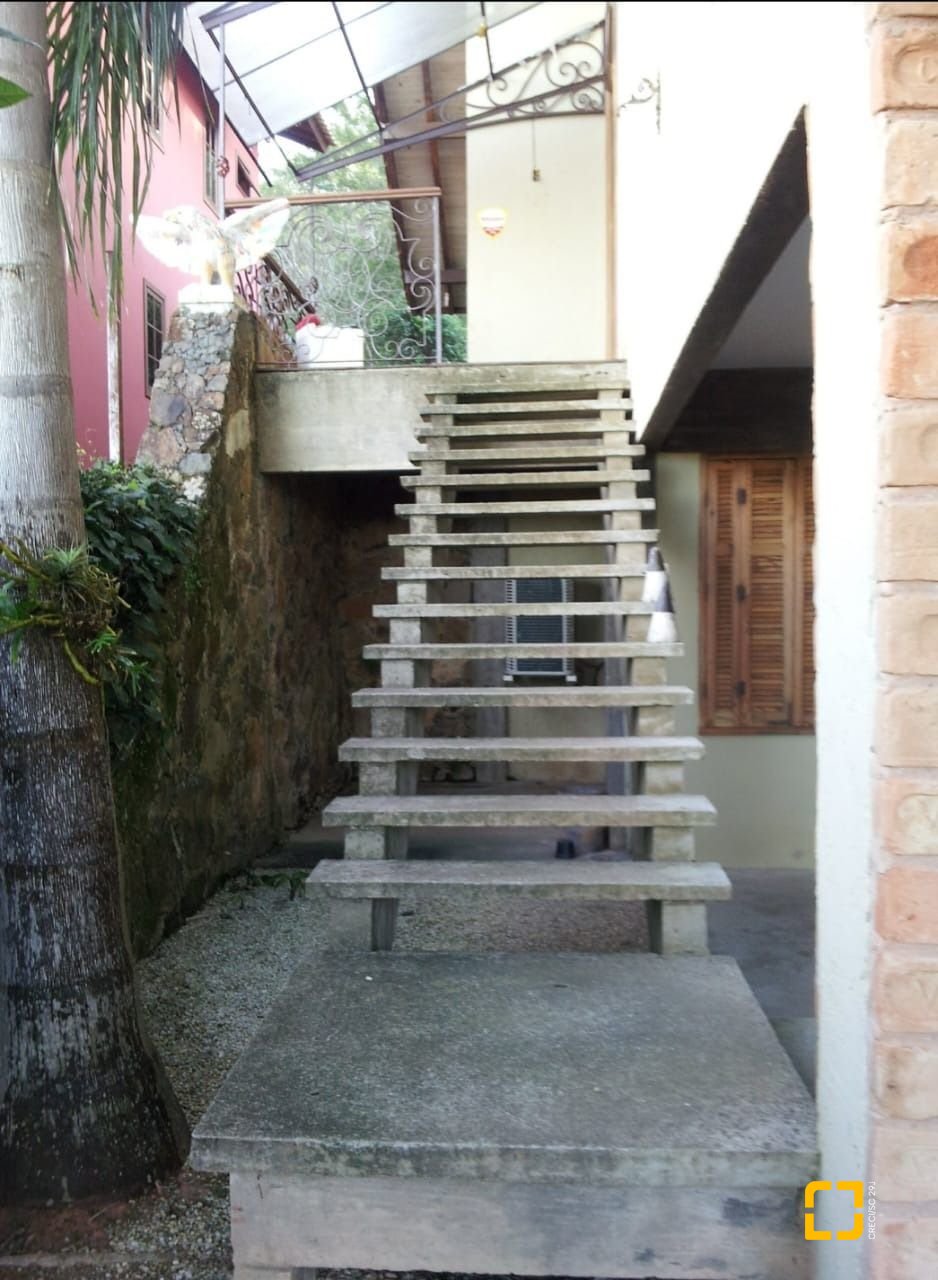 Casa com 270m², 3 quartos (sendo 1 suíte), 2 garagens, no bairro Lagoa da Conceição em Florianópolis