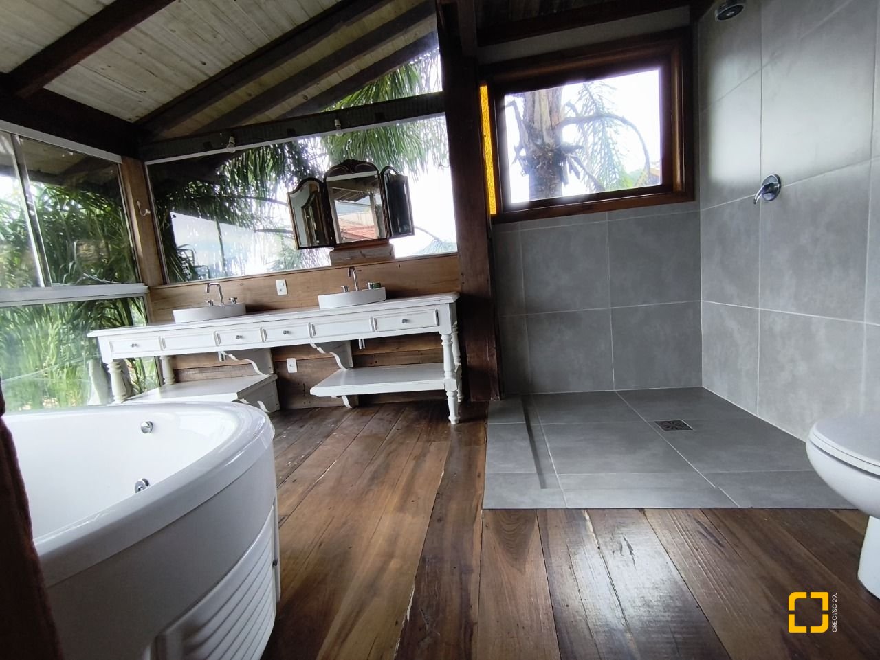 Casa com 270m², 3 quartos (sendo 1 suíte), 2 garagens, no bairro Lagoa da Conceição em Florianópolis