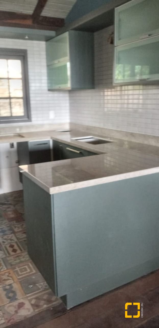Casa com 270m², 3 quartos (sendo 1 suíte), 2 garagens, no bairro Lagoa da Conceição em Florianópolis
