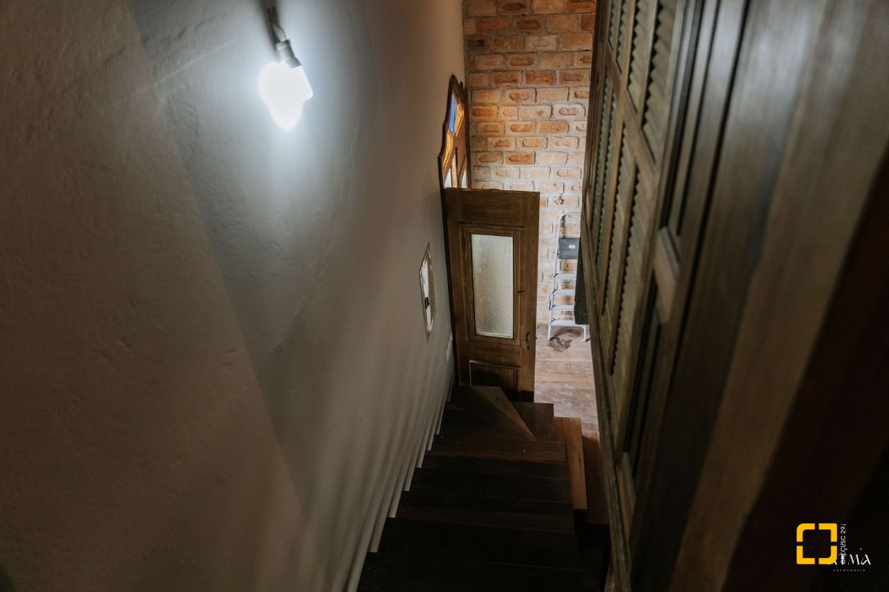 Casa com 270m², 3 quartos (sendo 1 suíte), 2 garagens, no bairro Lagoa da Conceição em Florianópolis
