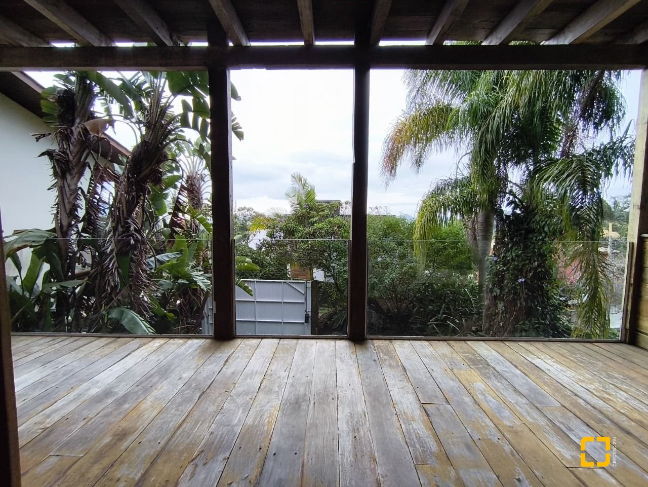 Casa com 270m², 3 quartos (sendo 1 suíte), 2 garagens, no bairro Lagoa da Conceição em Florianópolis