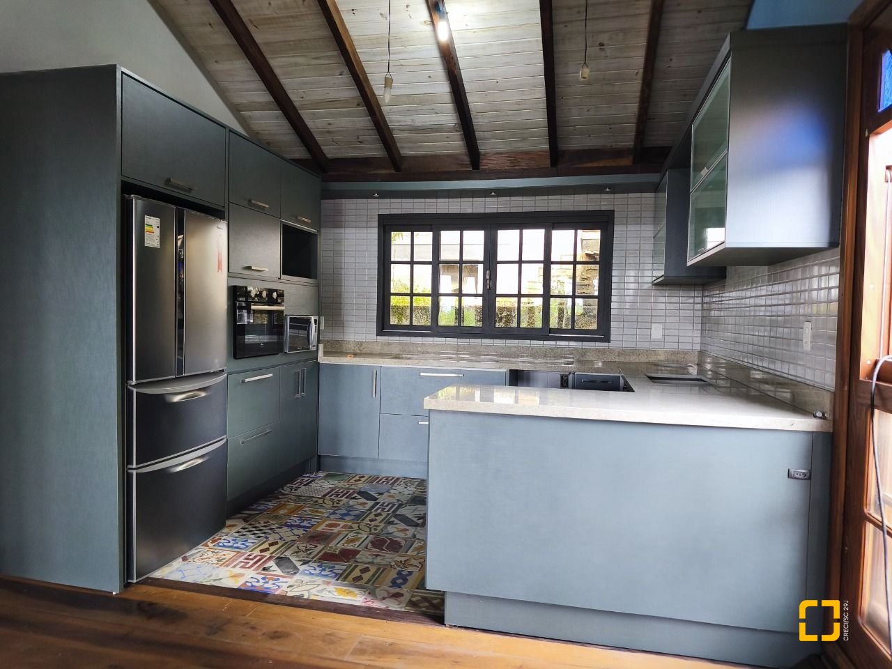 Casa com 270m², 3 quartos (sendo 1 suíte), 2 garagens, no bairro Lagoa da Conceição em Florianópolis