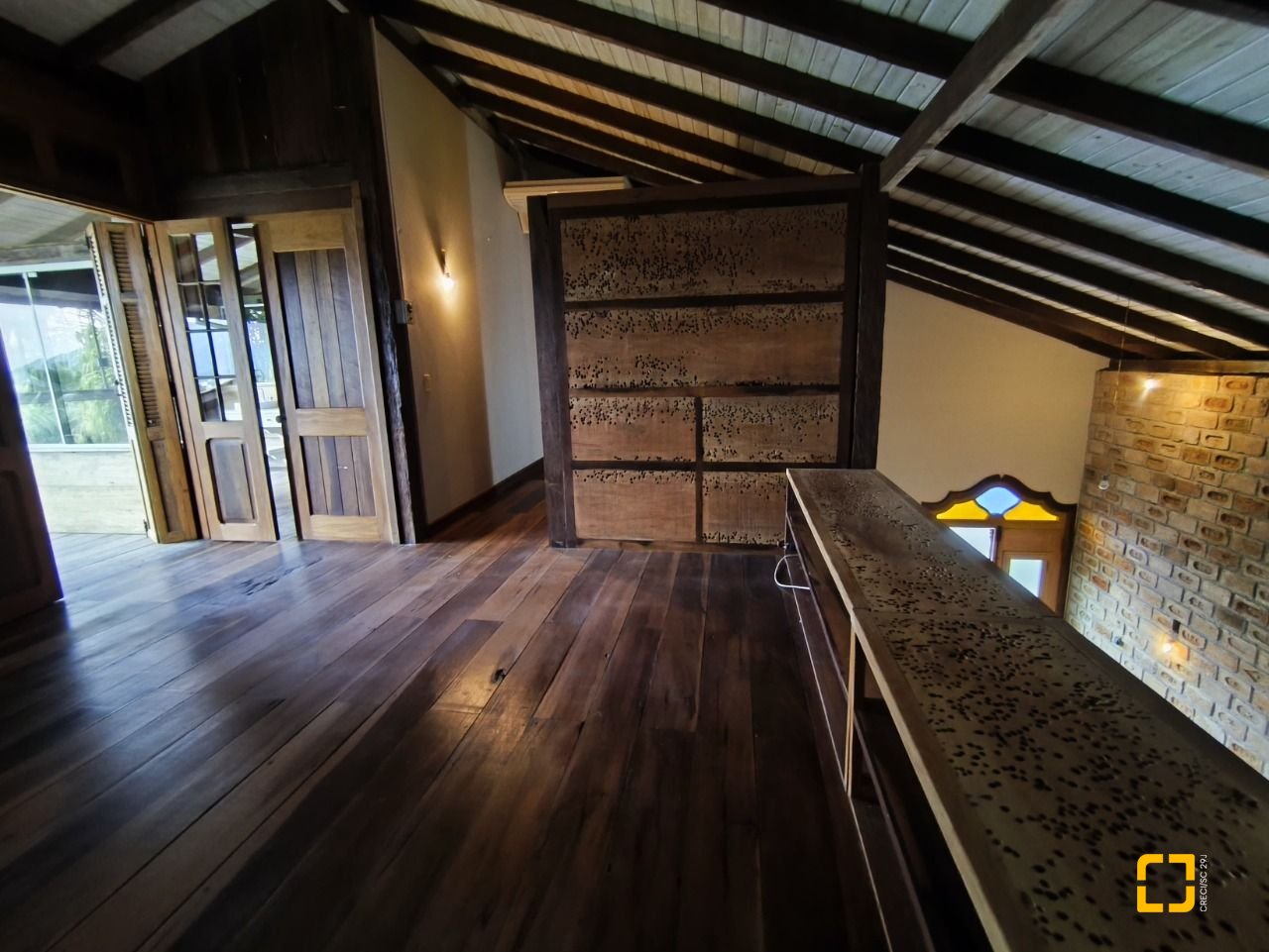 Casa com 270m², 3 quartos (sendo 1 suíte), 2 garagens, no bairro Lagoa da Conceição em Florianópolis