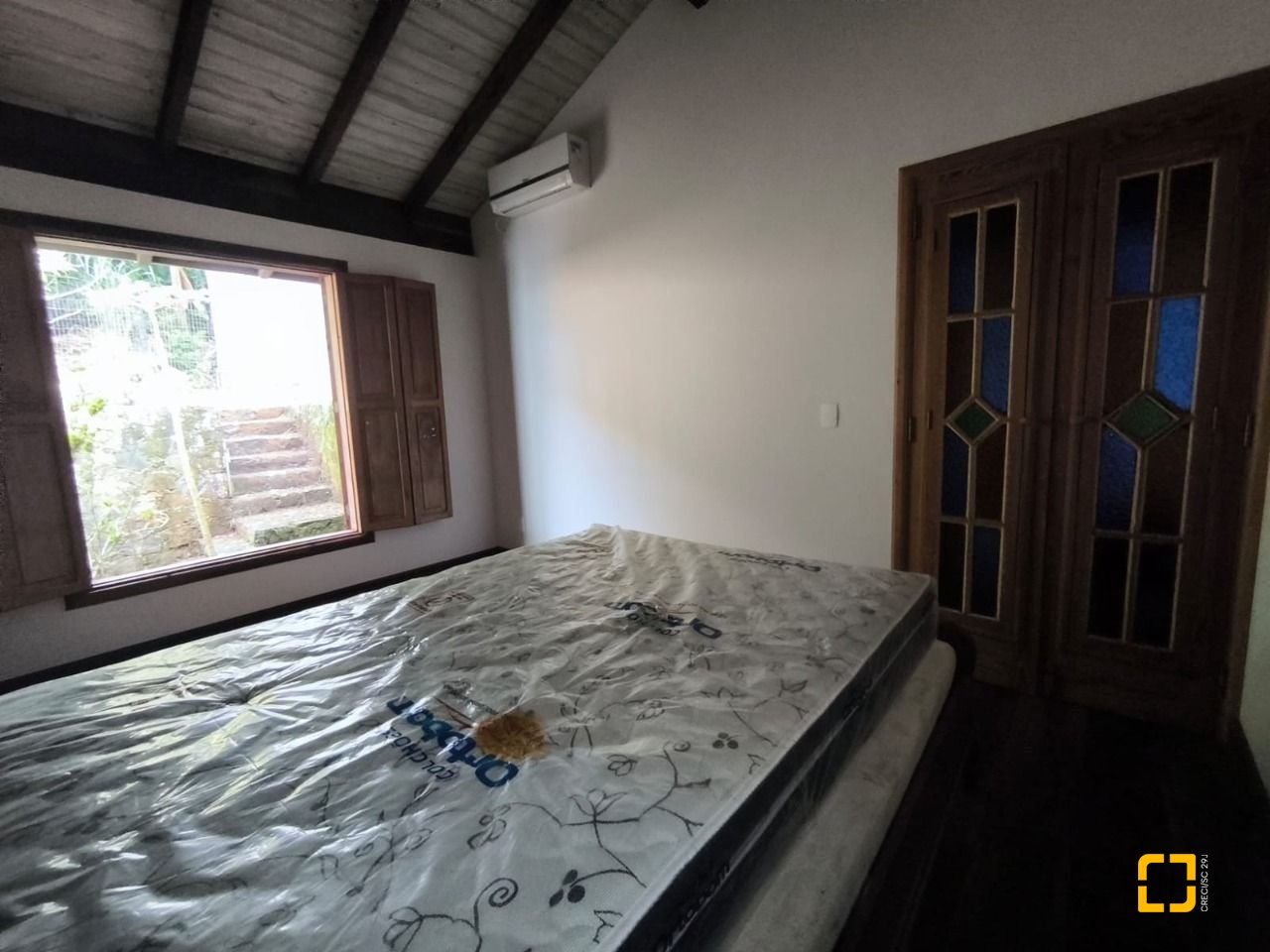 Casa com 270m², 3 quartos (sendo 1 suíte), 2 garagens, no bairro Lagoa da Conceição em Florianópolis