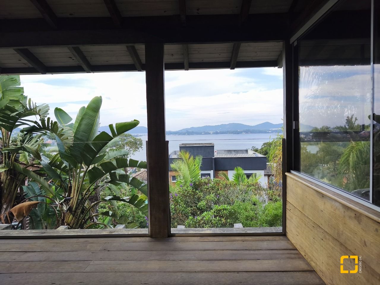 Casa com 270m², 3 quartos (sendo 1 suíte), 2 garagens, no bairro Lagoa da Conceição em Florianópolis