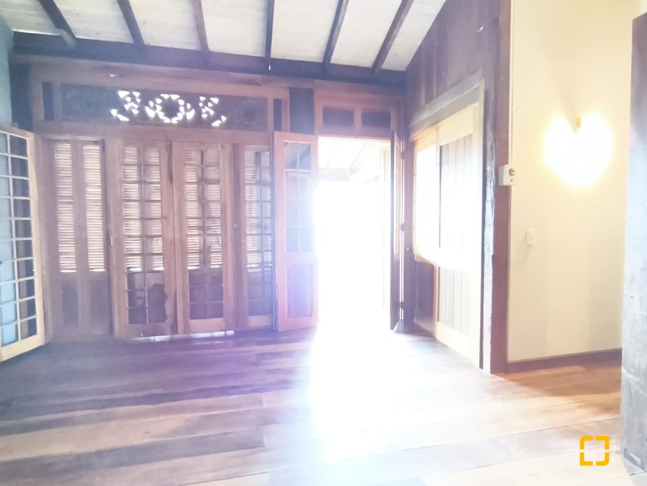 Casa com 270m², 3 quartos (sendo 1 suíte), 2 garagens, no bairro Lagoa da Conceição em Florianópolis