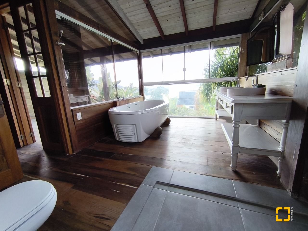 Casa com 270m², 3 quartos (sendo 1 suíte), 2 garagens, no bairro Lagoa da Conceição em Florianópolis