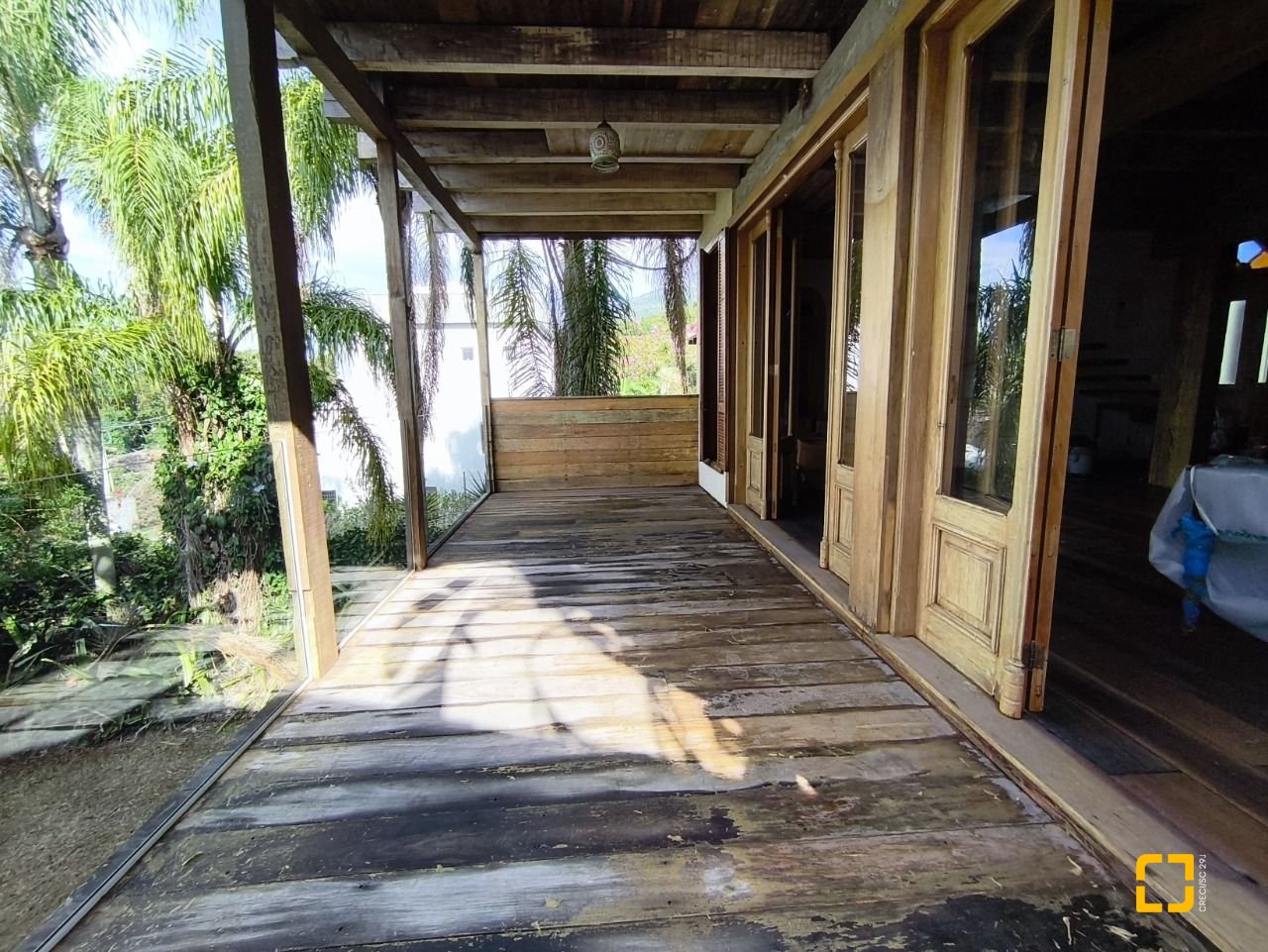 Casa com 270m², 3 quartos (sendo 1 suíte), 2 garagens, no bairro Lagoa da Conceição em Florianópolis