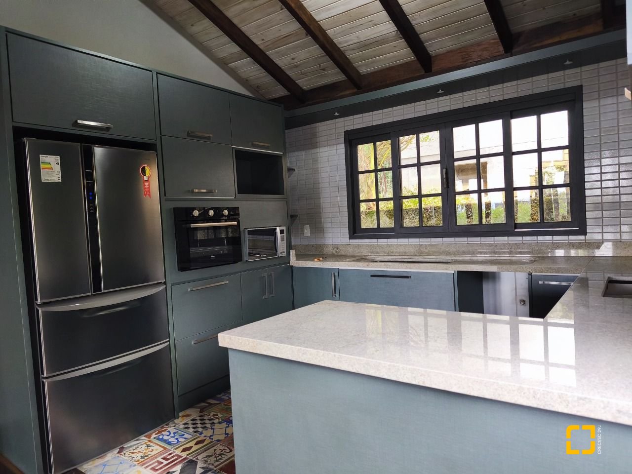 Casa com 270m², 3 quartos (sendo 1 suíte), 2 garagens, no bairro Lagoa da Conceição em Florianópolis