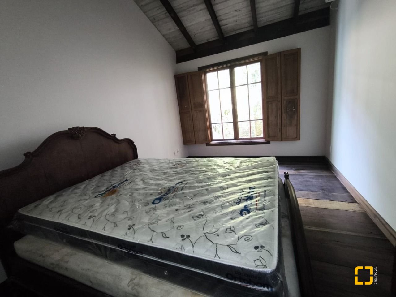 Casa com 270m², 3 quartos (sendo 1 suíte), 2 garagens, no bairro Lagoa da Conceição em Florianópolis