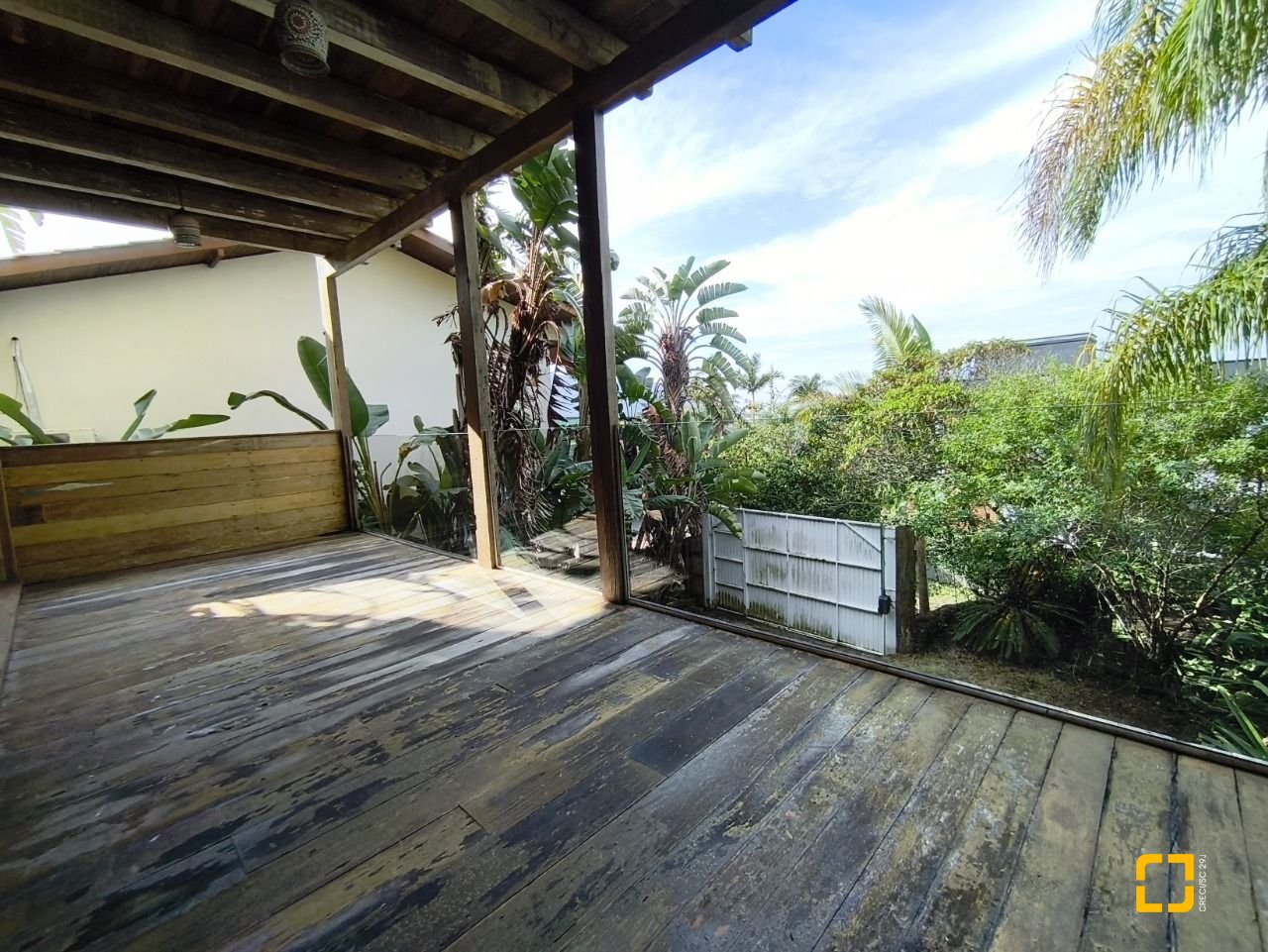 Casa com 270m², 3 quartos (sendo 1 suíte), 2 garagens, no bairro Lagoa da Conceição em Florianópolis