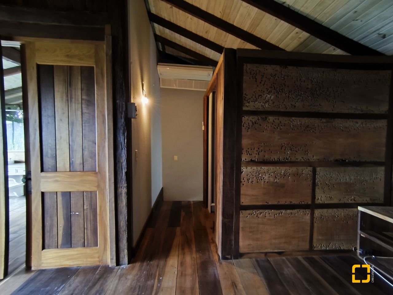 Casa com 270m², 3 quartos (sendo 1 suíte), 2 garagens, no bairro Lagoa da Conceição em Florianópolis