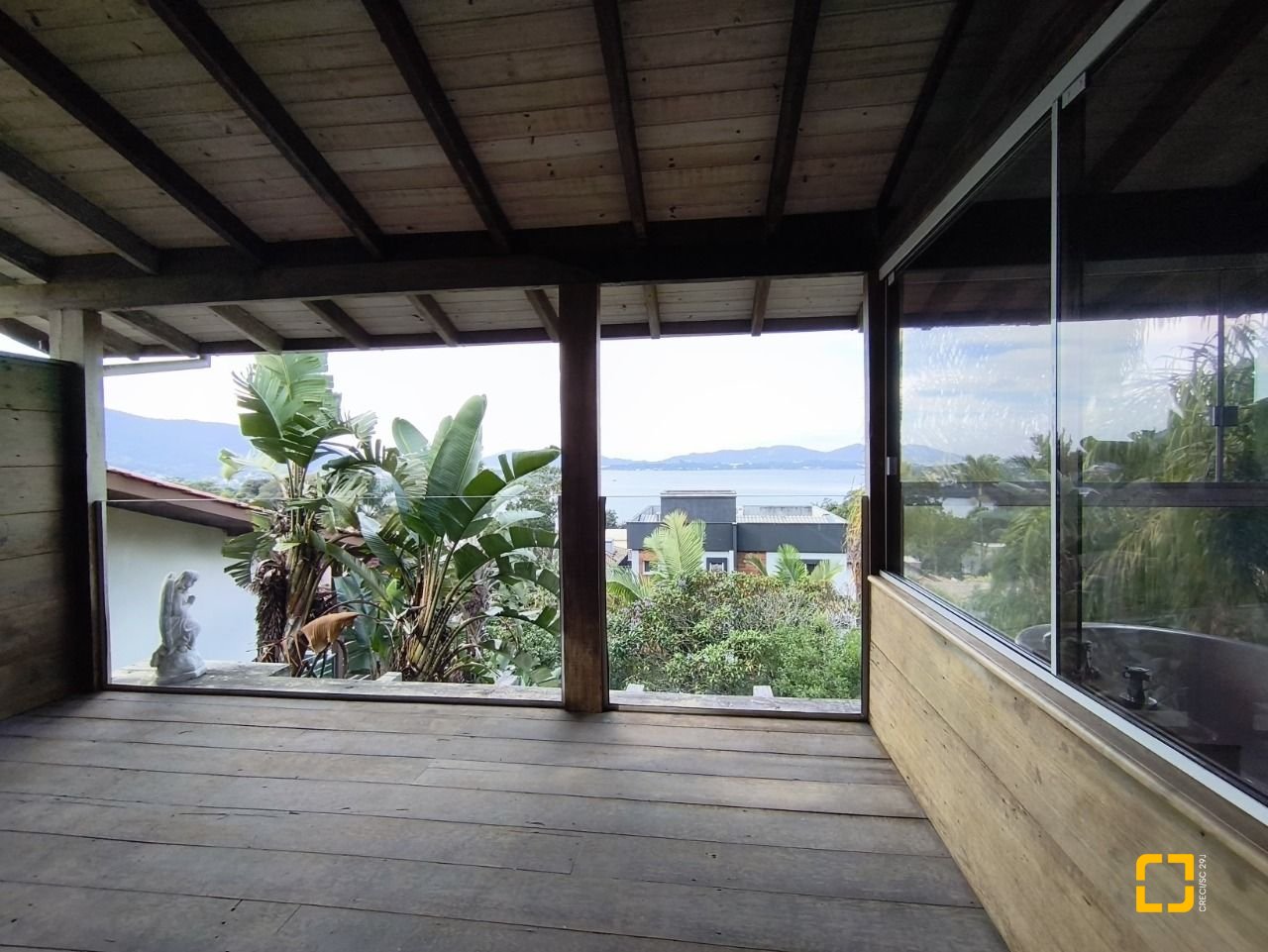 Casa com 270m², 3 quartos (sendo 1 suíte), 2 garagens, no bairro Lagoa da Conceição em Florianópolis