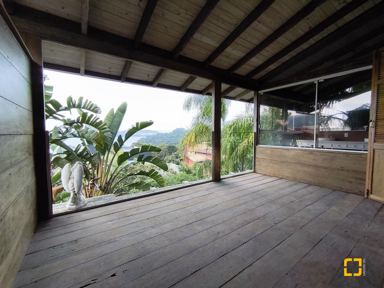 Casa com 270m², 3 quartos (sendo 1 suíte), 2 garagens, no bairro Lagoa da Conceição em Florianópolis