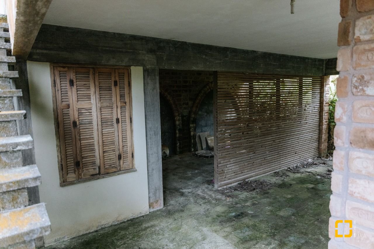 Casa com 270m², 3 quartos (sendo 1 suíte), 2 garagens, no bairro Lagoa da Conceição em Florianópolis