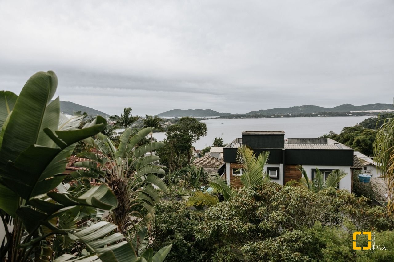Casa com 270m², 3 quartos (sendo 1 suíte), 2 garagens, no bairro Lagoa da Conceição em Florianópolis