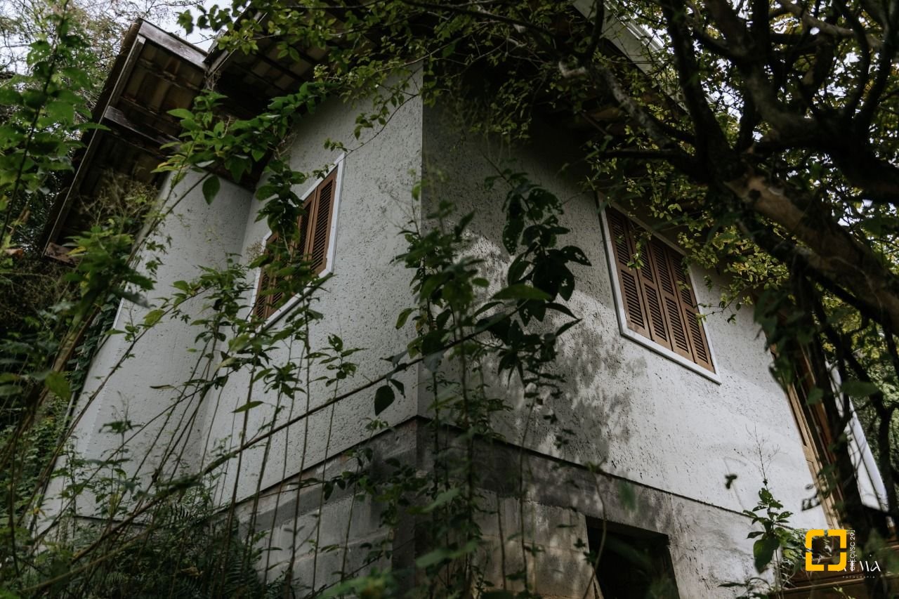 Casa com 270m², 3 quartos (sendo 1 suíte), 2 garagens, no bairro Lagoa da Conceição em Florianópolis