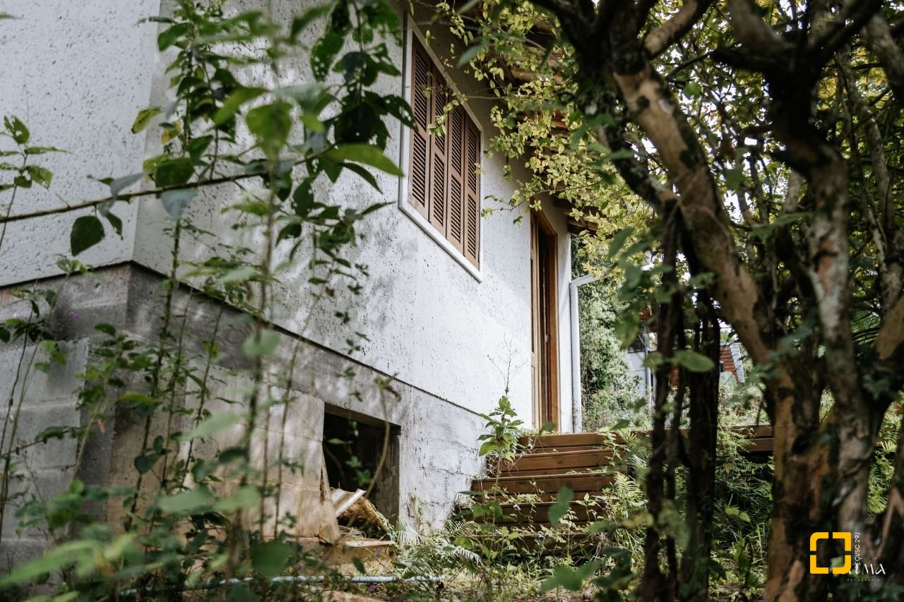 Casa com 270m², 3 quartos (sendo 1 suíte), 2 garagens, no bairro Lagoa da Conceição em Florianópolis