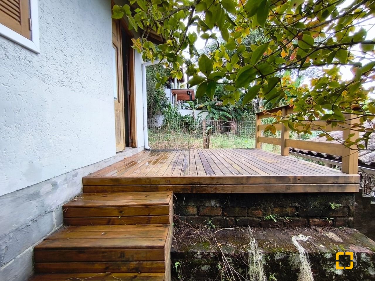 Casa com 270m², 3 quartos (sendo 1 suíte), 2 garagens, no bairro Lagoa da Conceição em Florianópolis
