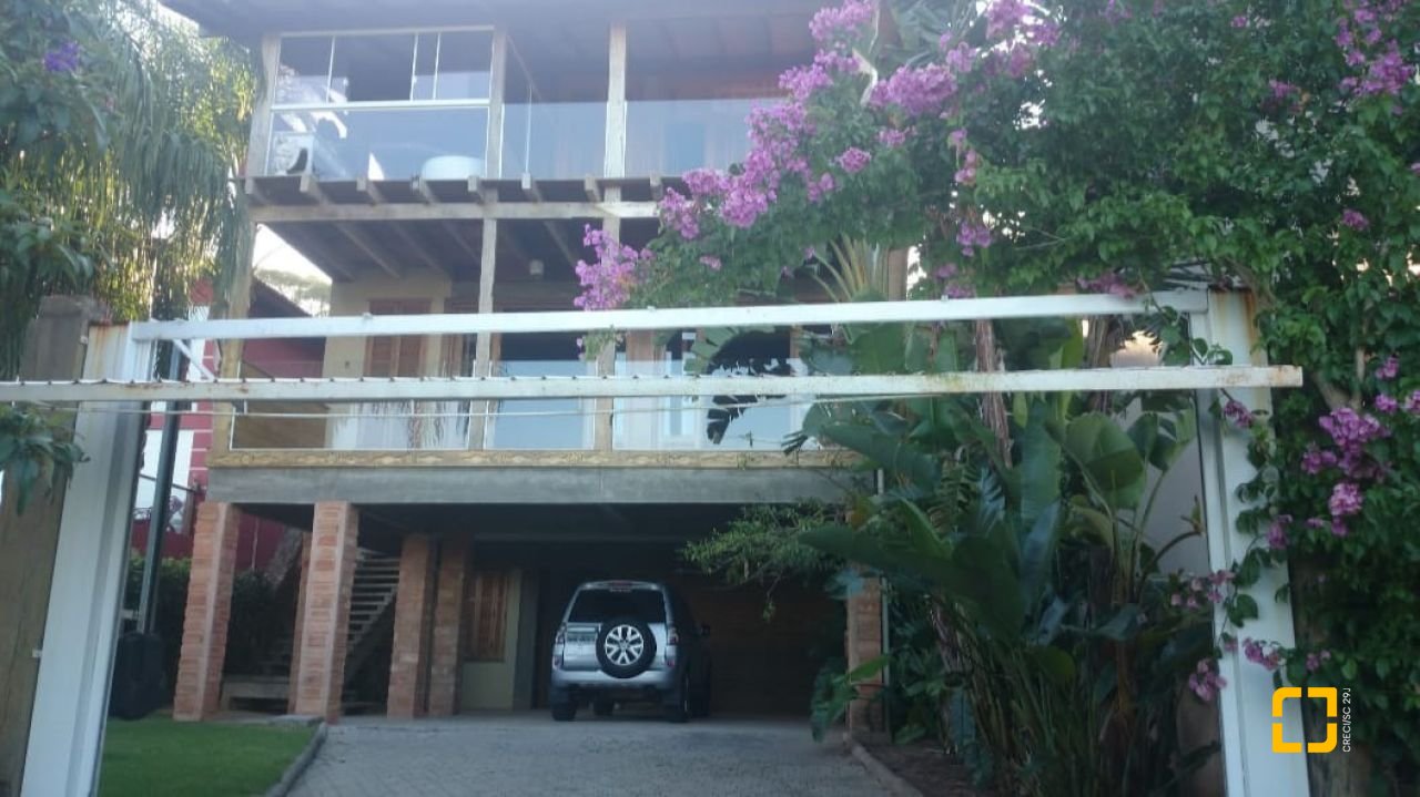 Casa com 270m², 3 quartos (sendo 1 suíte), 2 garagens, no bairro Lagoa da Conceição em Florianópolis
