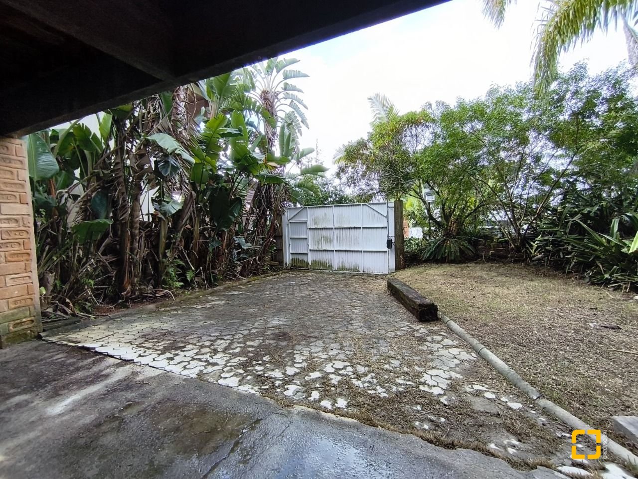 Casa com 270m², 3 quartos (sendo 1 suíte), 2 garagens, no bairro Lagoa da Conceição em Florianópolis