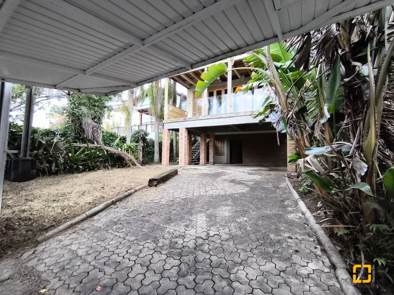 Casa com 270m², 3 quartos (sendo 1 suíte), 2 garagens, no bairro Lagoa da Conceição em Florianópolis