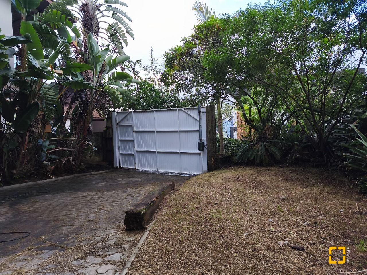 Casa com 270m², 3 quartos (sendo 1 suíte), 2 garagens, no bairro Lagoa da Conceição em Florianópolis