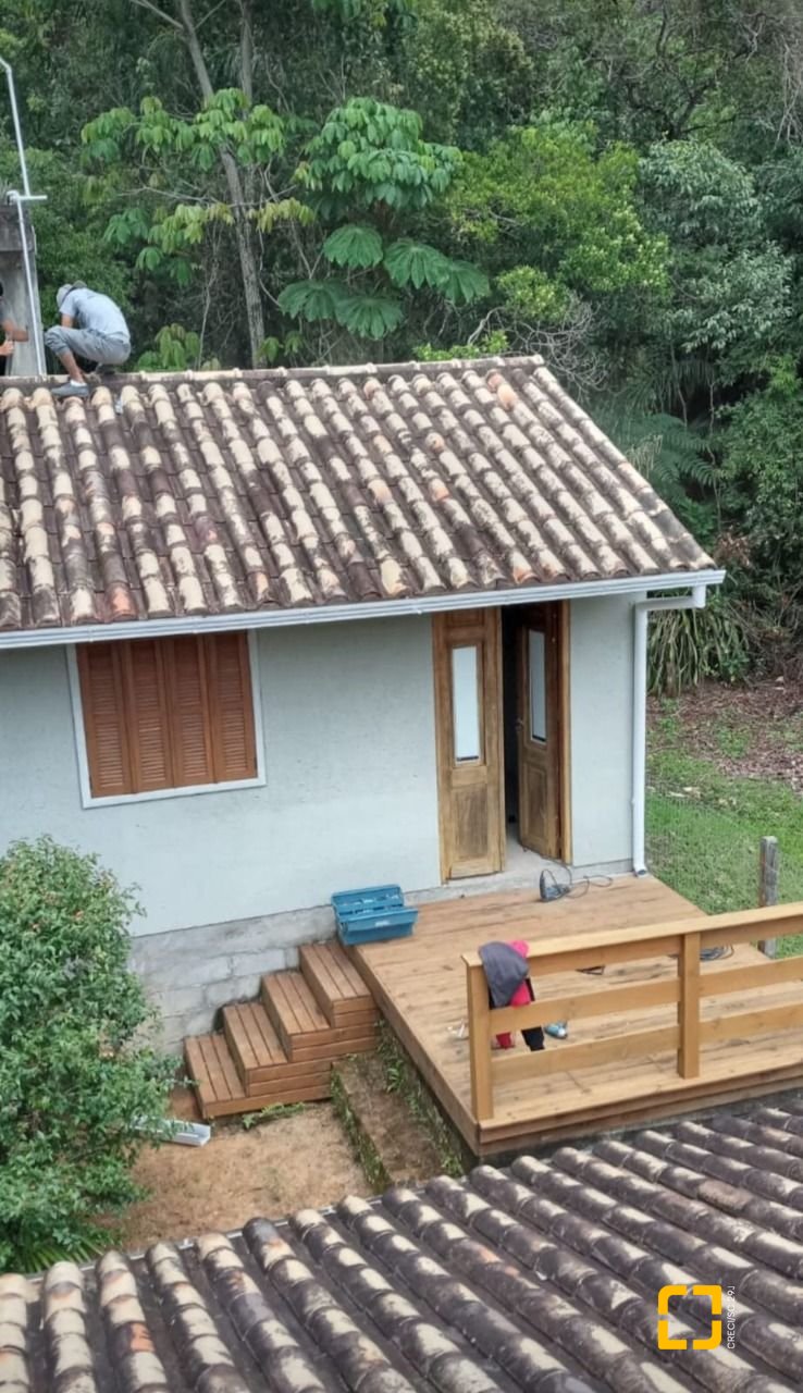 Casa com 270m², 3 quartos (sendo 1 suíte), 2 garagens, no bairro Lagoa da Conceição em Florianópolis