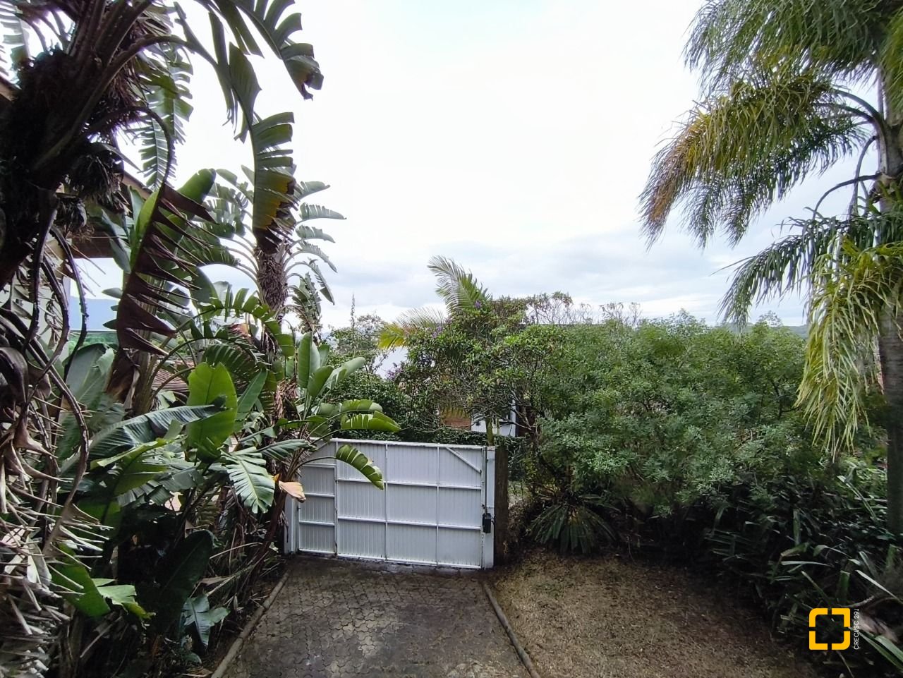Casa com 270m², 3 quartos (sendo 1 suíte), 2 garagens, no bairro Lagoa da Conceição em Florianópolis