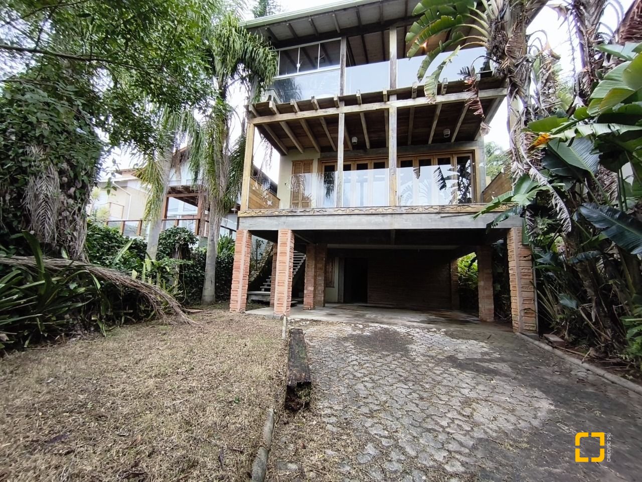 Casa com 270m², 3 quartos (sendo 1 suíte), 2 garagens, no bairro Lagoa da Conceição em Florianópolis