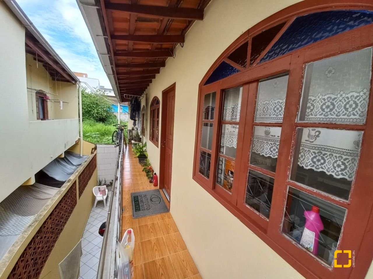 Casa com 98m², 12 quartos (sendo 2 suítes), 1 garagem, no bairro Barreiros em São José