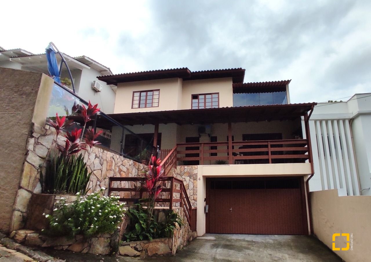 Casa com 250m², 3 quartos (sendo 1 suíte), 4 garagens, no bairro Centro em São José