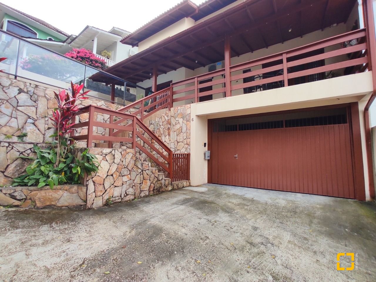 Casa com 250m², 3 quartos (sendo 1 suíte), 4 garagens, no bairro Centro em São José