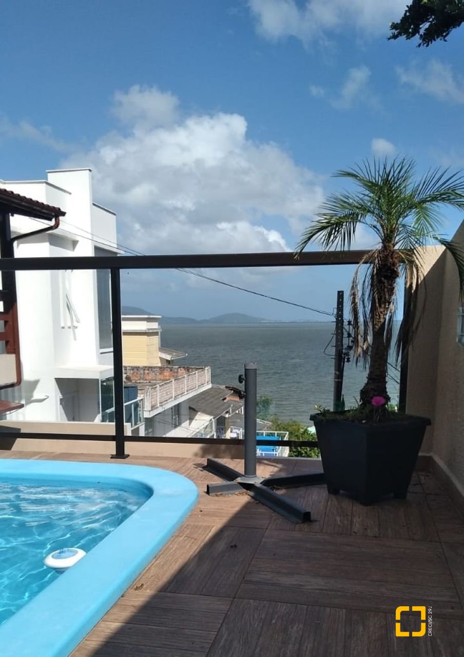 Casa com 250m², 3 quartos (sendo 1 suíte), 4 garagens, no bairro Centro em São José