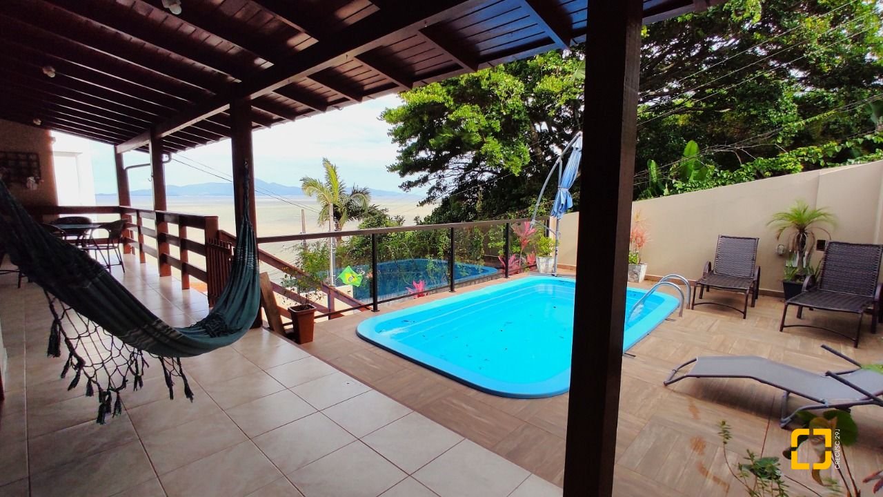 Casa com 250m², 3 quartos (sendo 1 suíte), 4 garagens, no bairro Centro em São José