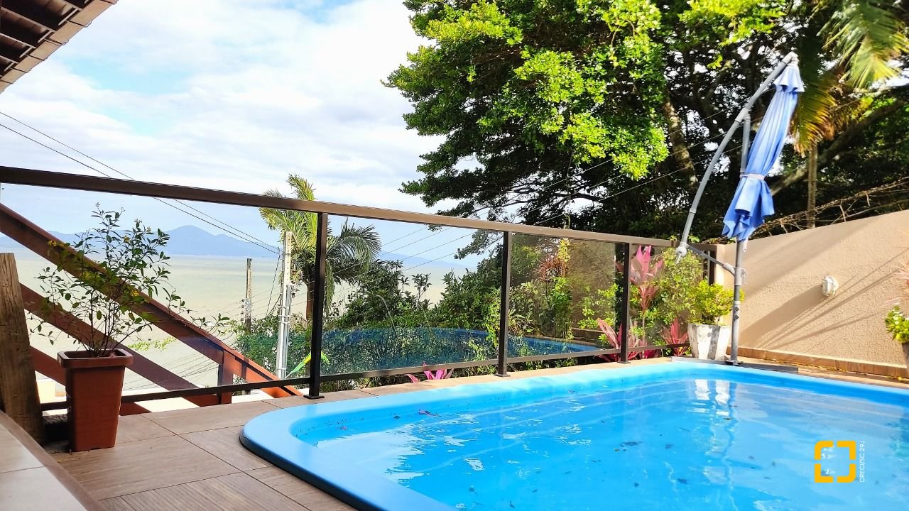 Casa com 250m², 3 quartos (sendo 1 suíte), 4 garagens, no bairro Centro em São José