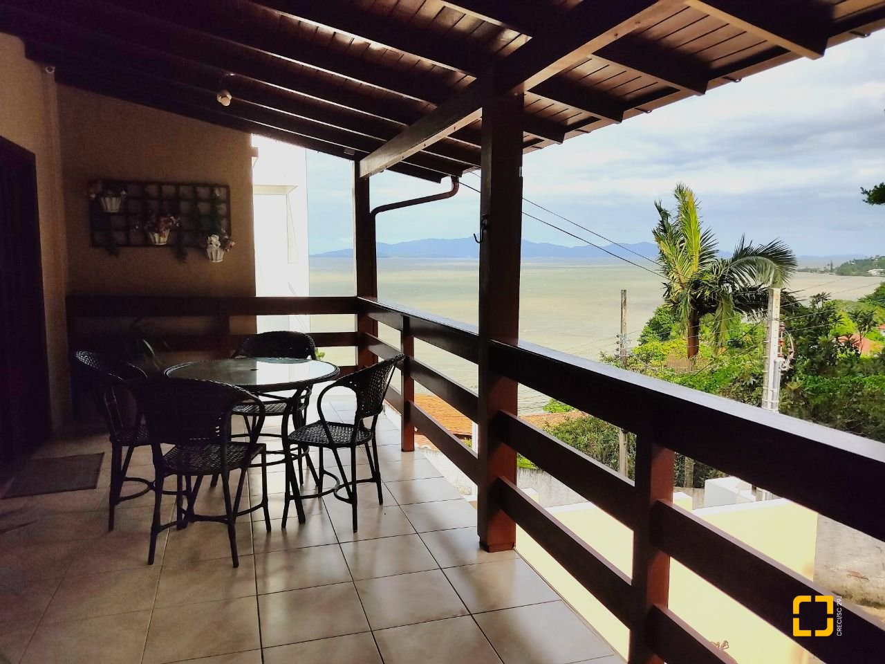 Casa com 250m², 3 quartos (sendo 1 suíte), 4 garagens, no bairro Centro em São José